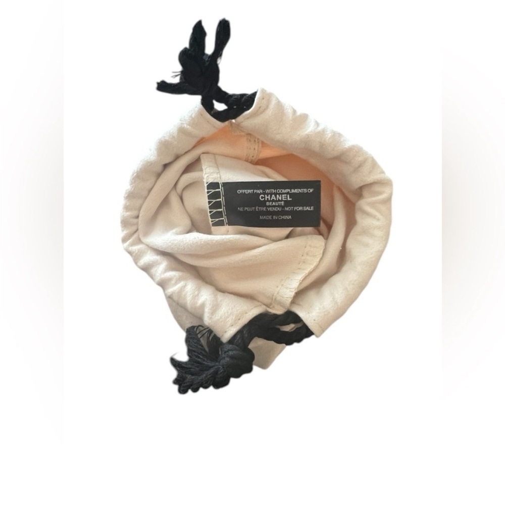 NEW-Chanel Beauté Ivory Throw with Black Emblem - Picture 8 of 13